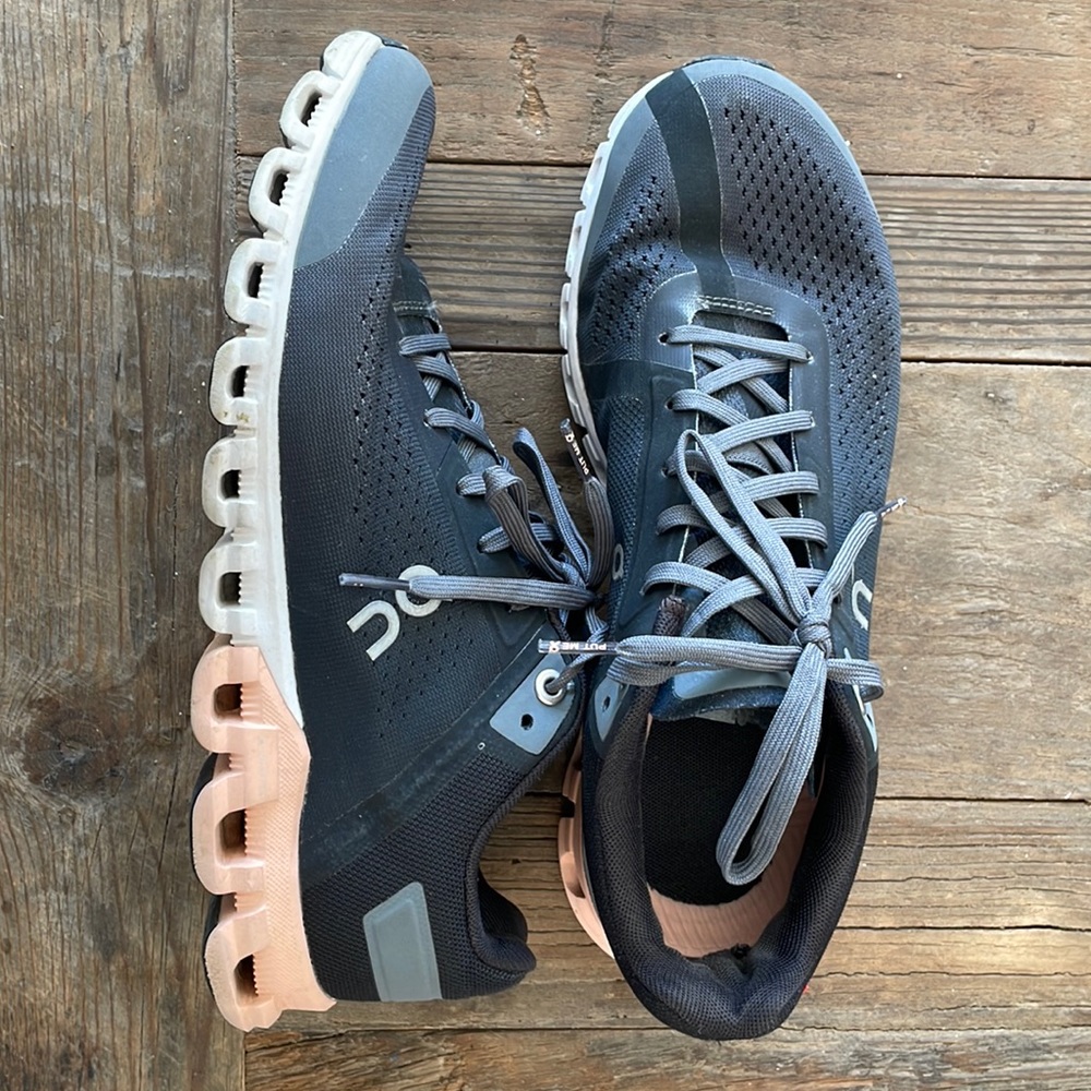 ON Women’s Cloudflow Mesh Running Shoes Size 8 Great Condition! Retail for $140